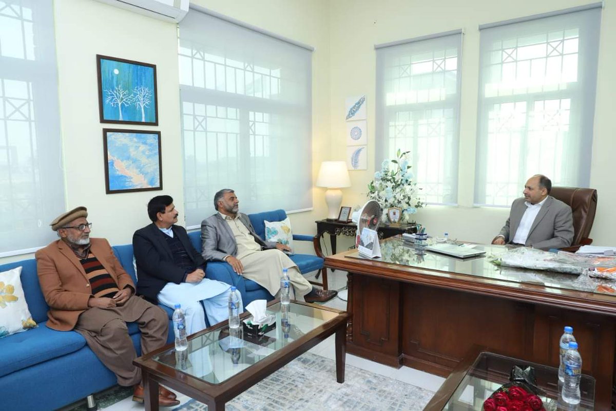 JhangUniversity's tweet photo. Principals of Government Colleges today called on Prof. Dr. @Mumtaz_Anwar_Ch Vice Chancellor, @JhangUniversity
#EducationForAll #college #academia #phec #HEC #hed https://t.co/dr18gApKES