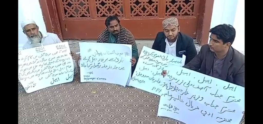 YaseenAlmani1's tweet photo. محترمہ بينظير ڀٽو جي 15ويھين ورسي جي موقعي تي سوئي گيس ملازمن جو احتجاج

 پپلزپارٽي جي اعليٰ قيادت کان مطالبو ڪيو اسان 3500 ڪچن ملازمن 30 سال گذرڻ باوجود انصاف ناھي مليو
اسان کي مستقل ڪرائي جائز حق ڏياران وڃن جئين اسان ملازمن مان بيچيني ختم ٿي 
 
#JusticeForSSGCCasualEmployees https://t.co/5M53fkAF88
