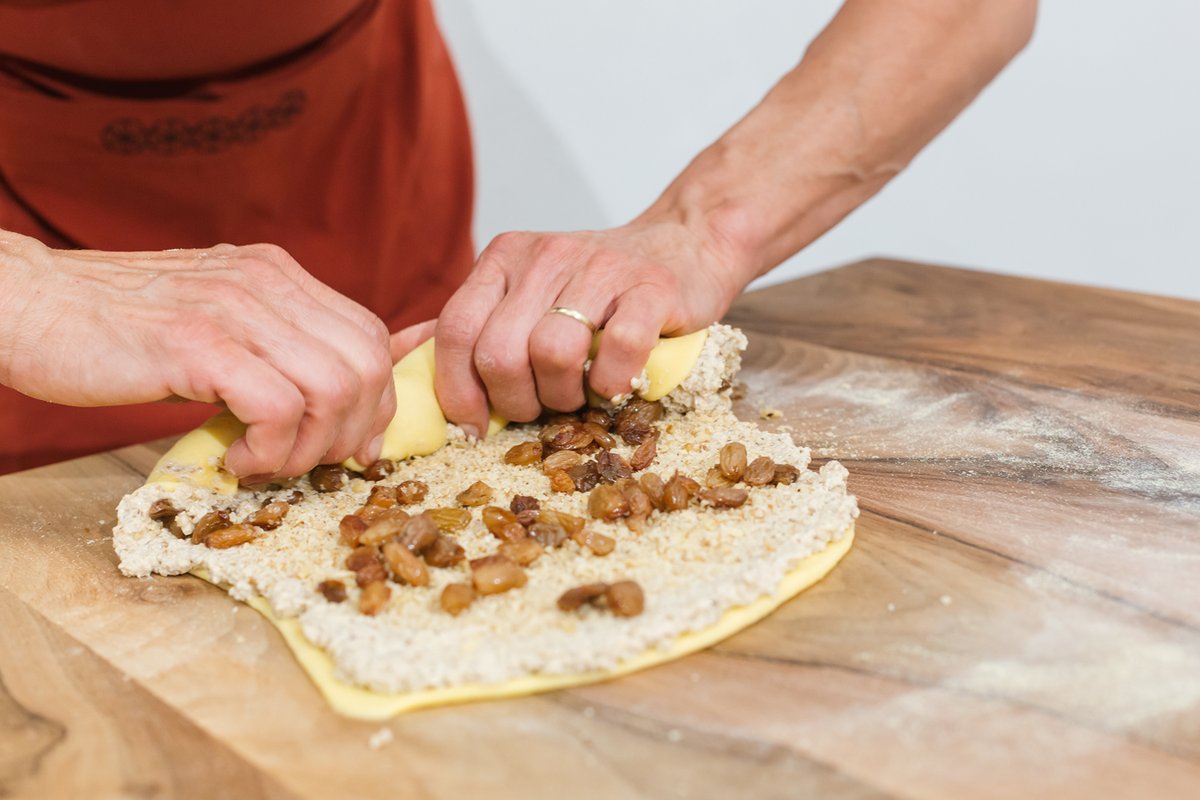 BledSlovenia's tweet photo. Have you baked potica yet? Need help? 🤔 You can take part in a potica preparation and baking workshop with a guided tour of the Bled Island. ➡️ https://t.co/VJemAJIJLZ 💚 👌 😋

#BledLocalSelection #lakebled #ifeelsLOVEnia #slovenia #bled  
📸 Boris Pretnar https://t.co/elgLuHhT1A