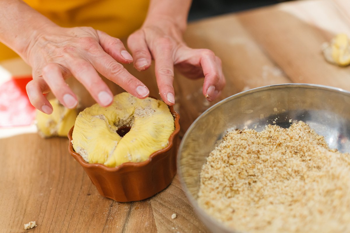 BledSlovenia's tweet photo. Have you baked potica yet? Need help? 🤔 You can take part in a potica preparation and baking workshop with a guided tour of the Bled Island. ➡️ https://t.co/VJemAJIJLZ 💚 👌 😋

#BledLocalSelection #lakebled #ifeelsLOVEnia #slovenia #bled  
📸 Boris Pretnar https://t.co/elgLuHhT1A