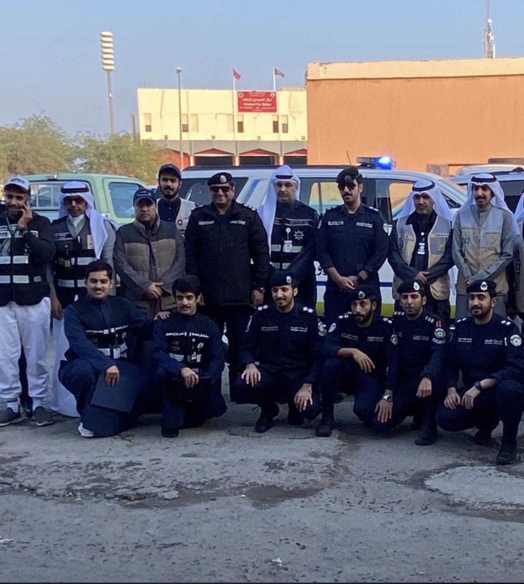 awan_kuwait's tweet photo. اللجنة المشتركة من كافة الجهات الحكومية قبل قليل في منطقة #الاحمدي ويظهر في الصورة رئيس الضبطية القضائية في #وزارة_الكهرباء_والماء عدنان دشتي اشادات كبيرة من قبل المواطنين بدور الحملة ومشا��كة جميع قطاعات الدولة وفقكم الله وسدد مساعيكم https://t.co/K9wl6D9ml3