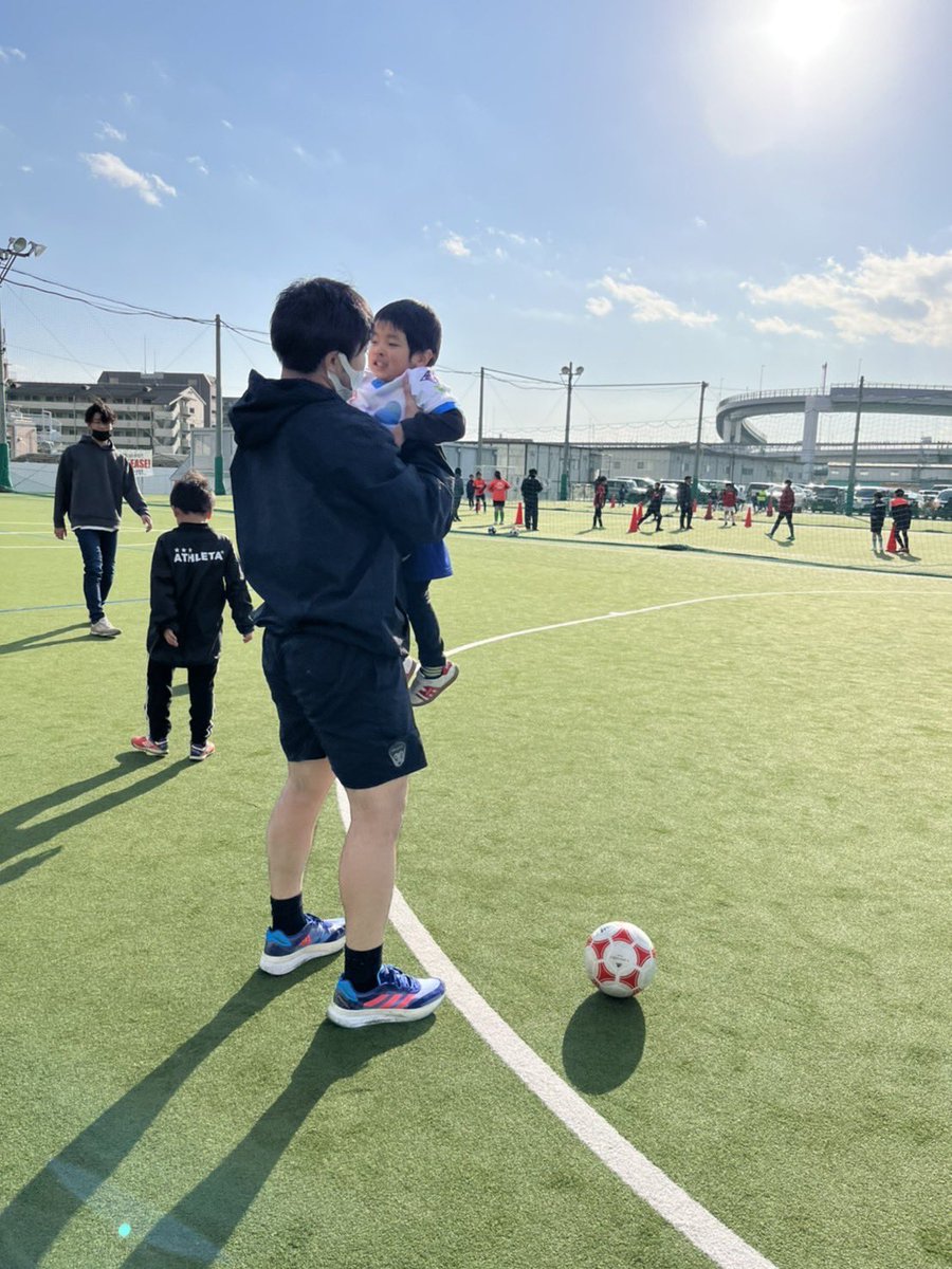 hambrefc's tweet photo. スクール納め！！

これからも発達障害などを持つお子さんや親御さんの居場所をフットボールを通じて作っていきます！！

来年もアンブレFCをよろしくお願い致します！！

＃発達障害 
#発達ゆっくり 
#フットサル https://t.co/guCX3s9RKN