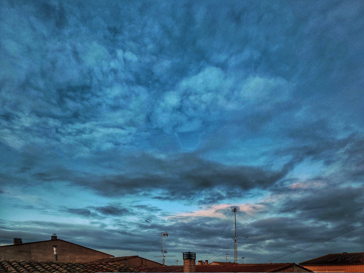 Hengarca's tweet photo. Amaneceres...
.
.
#foto #pic #pics #sol #sunrise #picoftheday #cielos #landscape #amanecer #morning #goodmorning #cloudscape #bluesky #estornino #fotografia #cielo #sky #griszul #photooftheday #clouds #cloudscape #buongiorno #grayblue #buenosdias https://t.co/sjB1PAizwx
