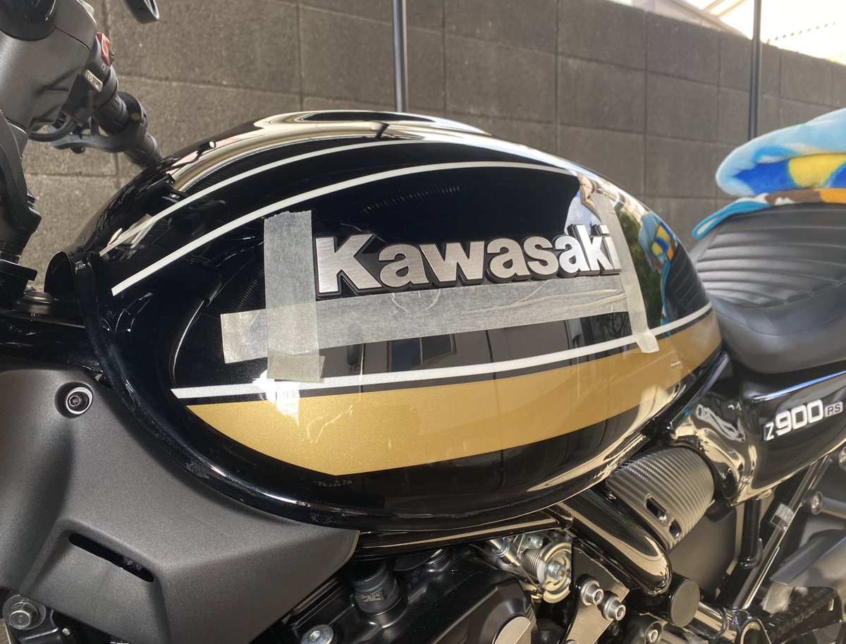 XZ900rs's tweet photo. 今年最後のカスタムはエンブレム。
KawasakiをKAWASAKI、Z900RSをZ948RSの黒金へ変更して、また理想に近づきました！ https://t.co/KV0behmbby