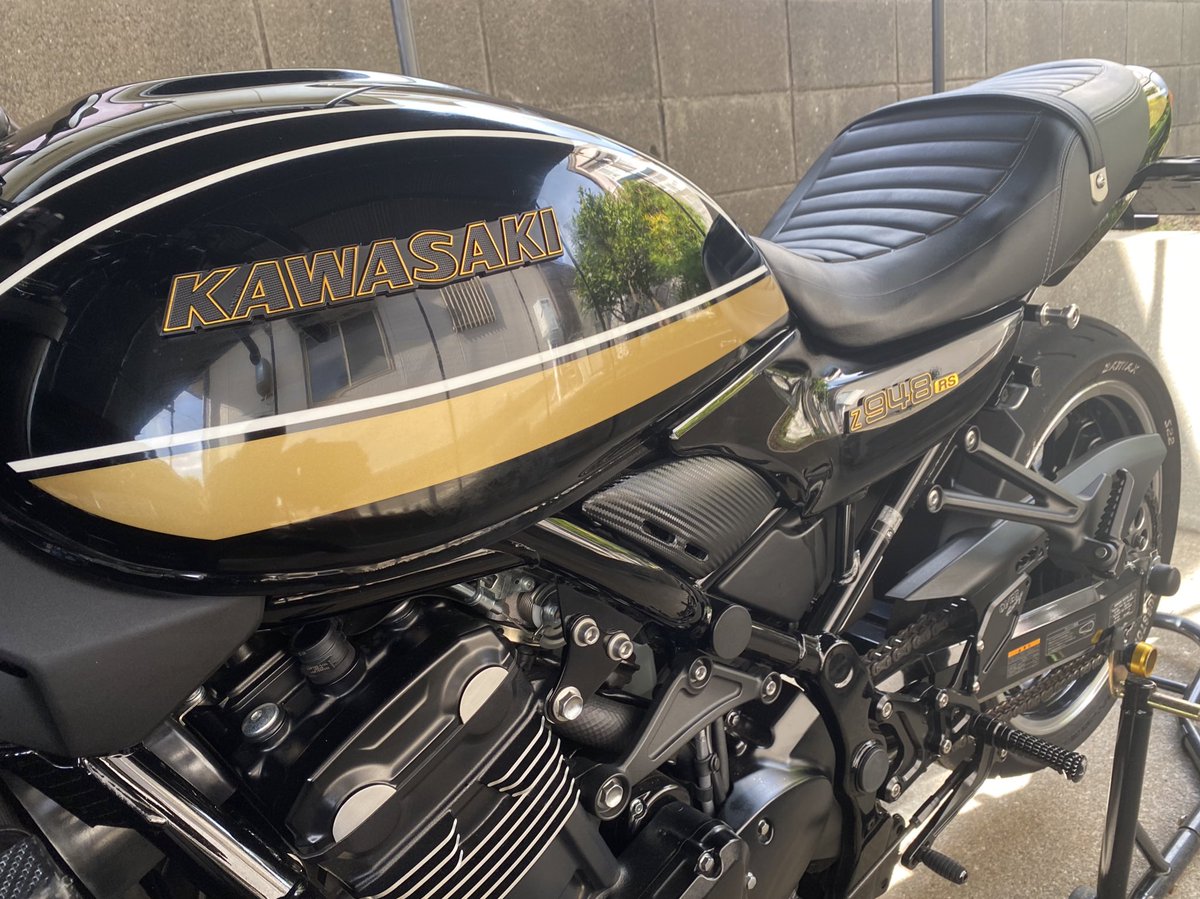 XZ900rs's tweet photo. 今年最後のカスタムはエンブレム。
KawasakiをKAWASAKI、Z900RSをZ948RSの黒金へ変更して、また理想に近づきました！ https://t.co/KV0behmbby