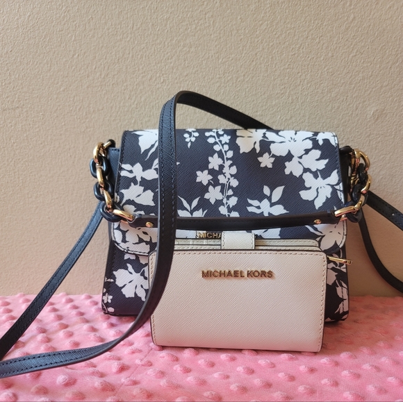 CSCodicorn's tweet image. So good I had to share! Check out all the items I'm loving on @Poshmarkapp from @lorinda8383 #poshmark #fashion #style #shopmycloset #nike #michaelkors #jcrew: posh.mk/sQ244tle9vb