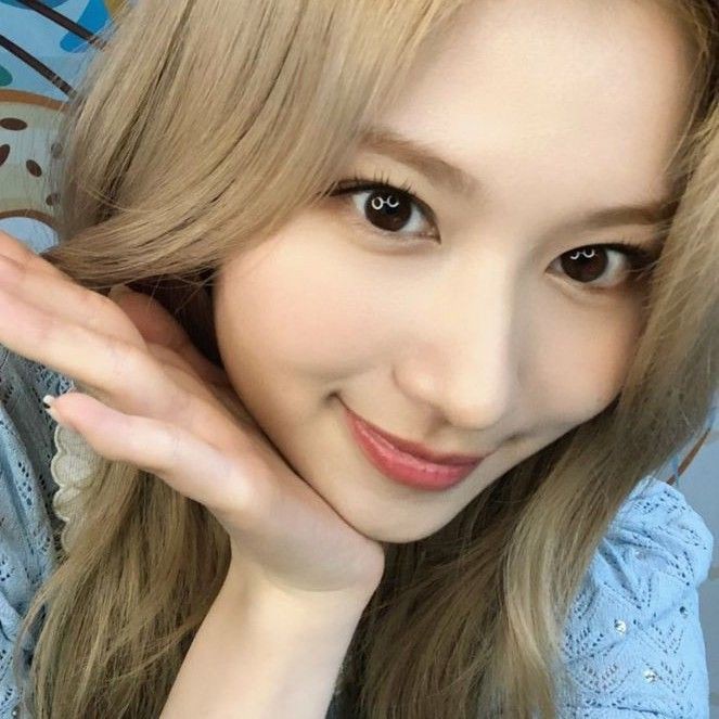 tz_twqz's tweet photo. Happy birthday Sana!

Mi niña hermosa,gracias por todo el cariño y amor que nos brindas, realmente te admiro mucho. 
Eres como una hermana mayor, te amo ♡
#HappySANAday #SanaDay
#겨울에_태어난_원스들의_샛별이 
#AlwaysHereForSana https://t.co/l6hQinRtPQ