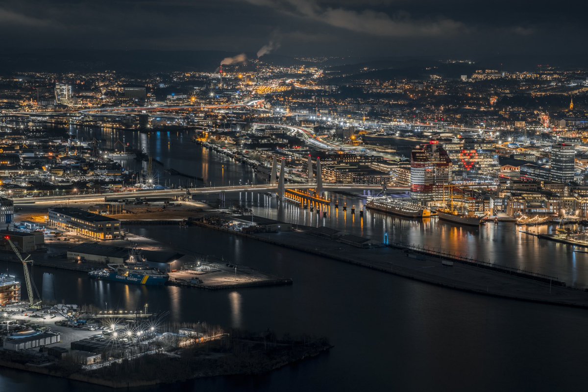 #Hisingsbron Göteborg 🇸🇪
.
.
#fujifilmxt5
.
.
#cityscapes #nightphotography #sweden #citylights #fujifilm_xseries