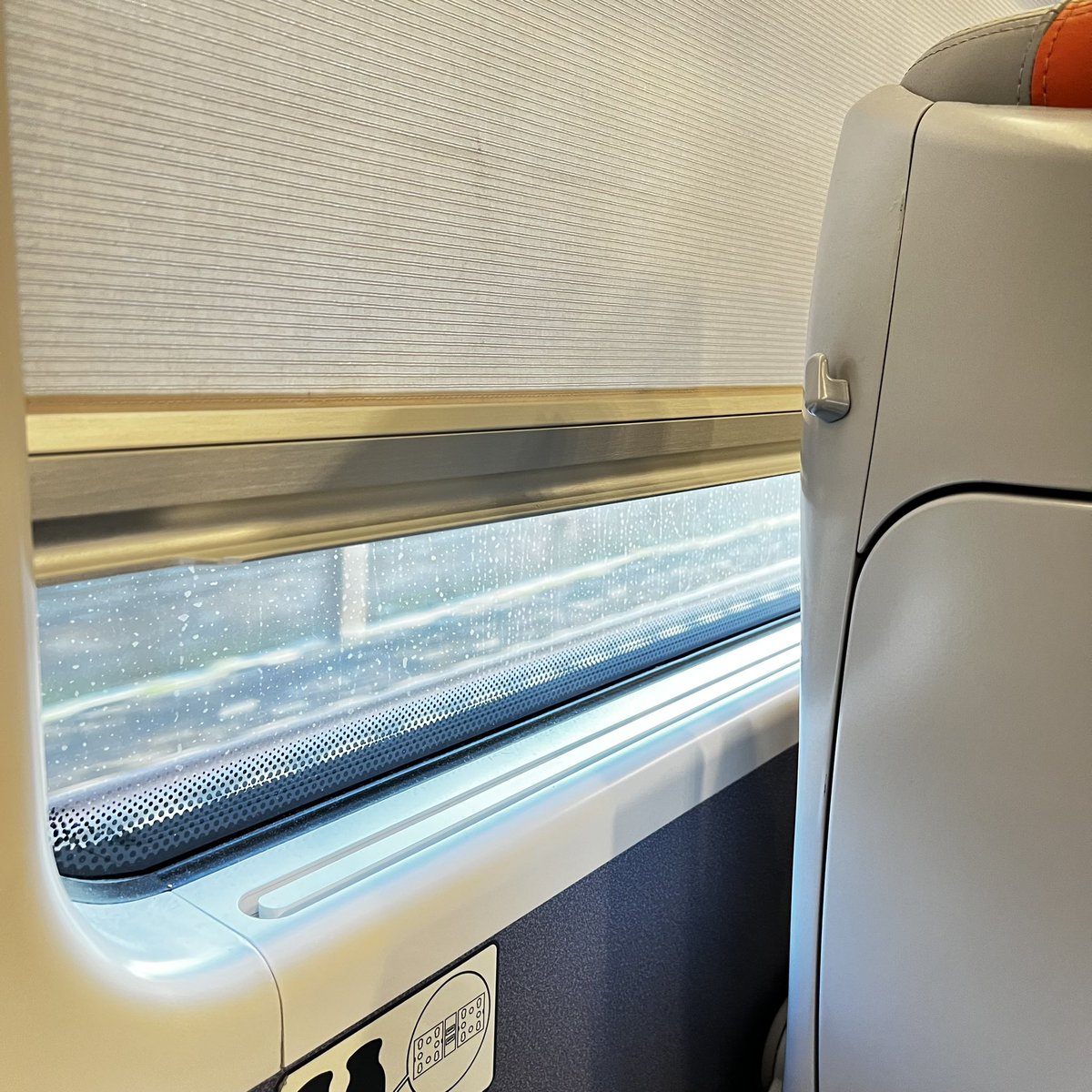 s_josse's tweet photo. Cuando pides ventana en el tren ya la fulana baja la persiana 🤬 #Bologna #Milano #Italy https://t.co/7LbkiktD0K