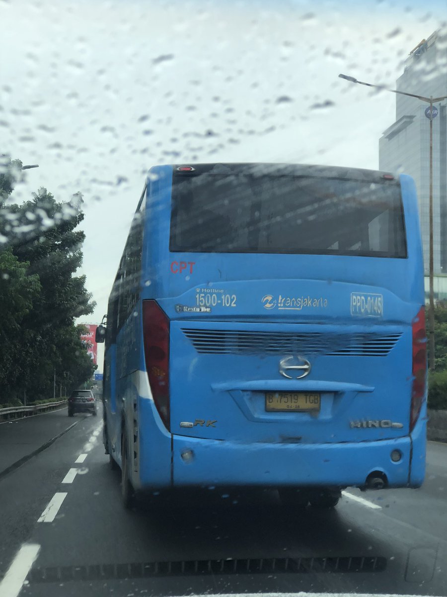 MSKIDDYS's tweet photo. @PT_Transjakarta lapor admin, ini busway dijalan tol kebon jeruk arah tomang sering klakson dan pindah kiri - kanan- kiri begitu terus. Membuat gaduh  tlg tegur supir ini sekitar jam 08.10 tanggal 29 des 2022

Heran saya di jalan tol harus makan jalan orang  @TMCPoldaMetro https://t.co/p4CytixMsc