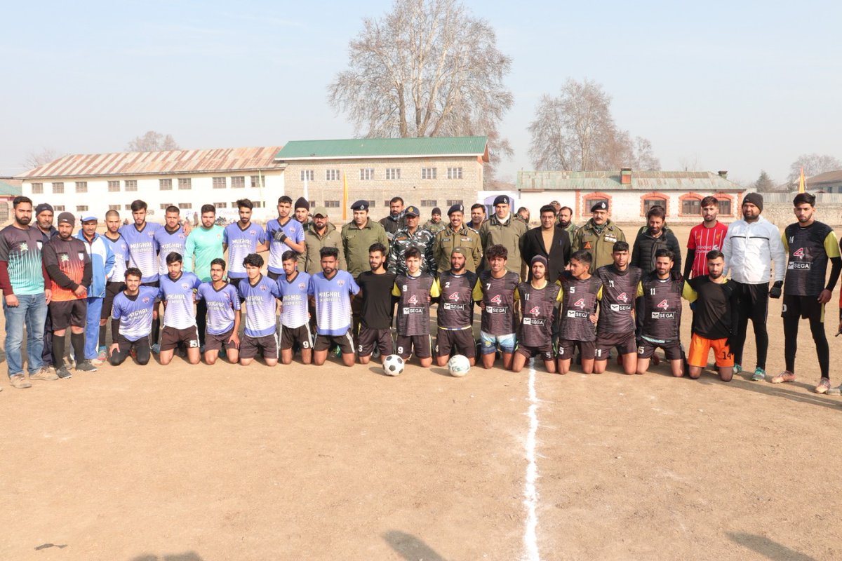 KOSCRPF's tweet photo. Shaheed Nisar Ah Lone memorial football tournament was organised by 179 Bn @crpfindia in #Sopore. 
Blueline club won the 4 day tournament that saw huge participation of local youth.
Sh.Sanjay Yadav, DIG #NKOR distributed the prizes to the winners.
#KheloIndia
@MSBhatiaIPS https://t.co/kdhj7ESXVw