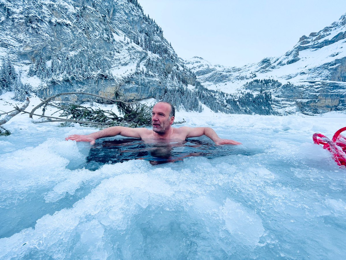 Mark_Balsiger's tweet photo. #ShareYourMagicMoment2022
Oeschinensee, 8. Januar. Die Bergwelt ist mystisch, das Eis dick, der Plan klar: Keine halben Sachen! Der Taucher braucht Überwindung. Danach tanzen die Endorphine Polka. Pures Glück. 

Credits: @LeaKusano 
#FridaySwim #EgoTweet #HertäSiech https://t.co/aCFRQOUsmH