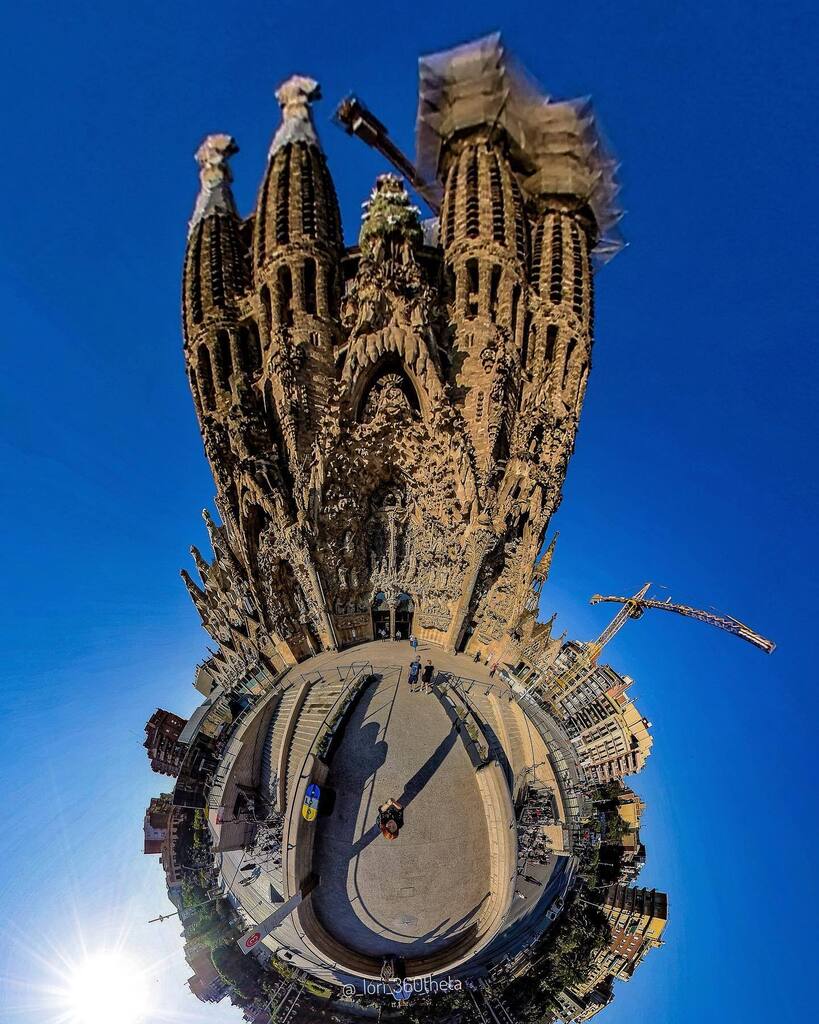 _lori_360_'s tweet photo. Visiting Barcelona was the greatest event for me in 2022.  I’ll post some pics that I haven't posted.  I was glad I could visit Sagrada Familia but unfortunately, those towers were covered. 😔I will definitely go back again! #insta360oneRS  #tinyplane… https://t.co/dnuZH4z64a https://t.co/sHsO5o7QSN