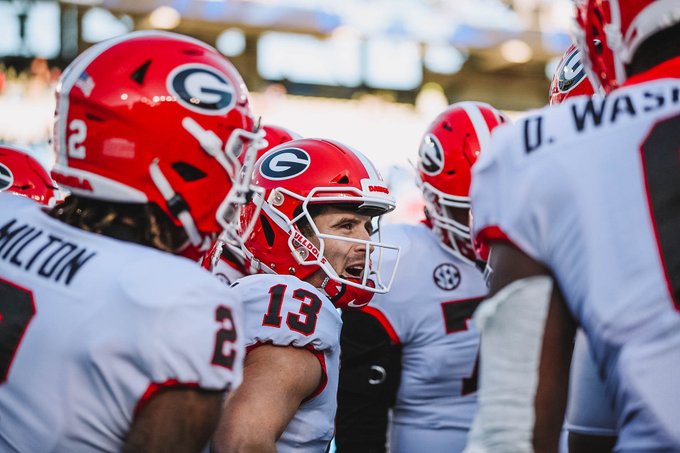 (SOURCE SPORTS: Georgia Holds Down Top of College Football Playoff Rankings) https://t.co/r6b5lt1GUc https://t.co/UtQPcesCxT