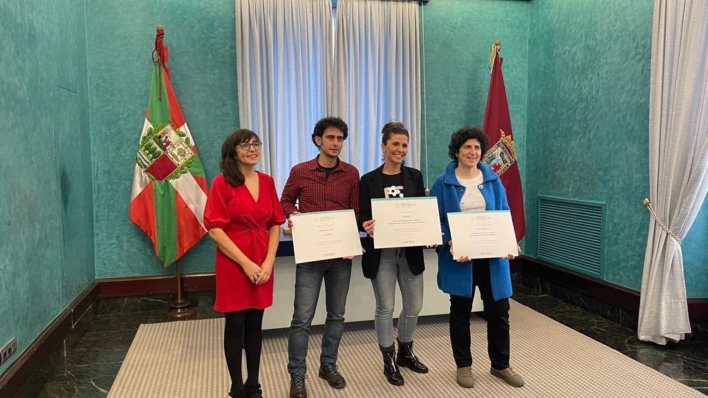 MendialdeaRadio's tweet photo. Ayer, la iniciativa @MendialdeaRadio fue galardonada con el 2° premio FISA’22, como proyecto de innovación social destacado en Álava. Un éxito imposible sin la colaboración y participación que le dieron, dan y darán sentido. La comunidad como origen, medio y fin. #MontañaAlavesa https://t.co/vNmnyAqt4I