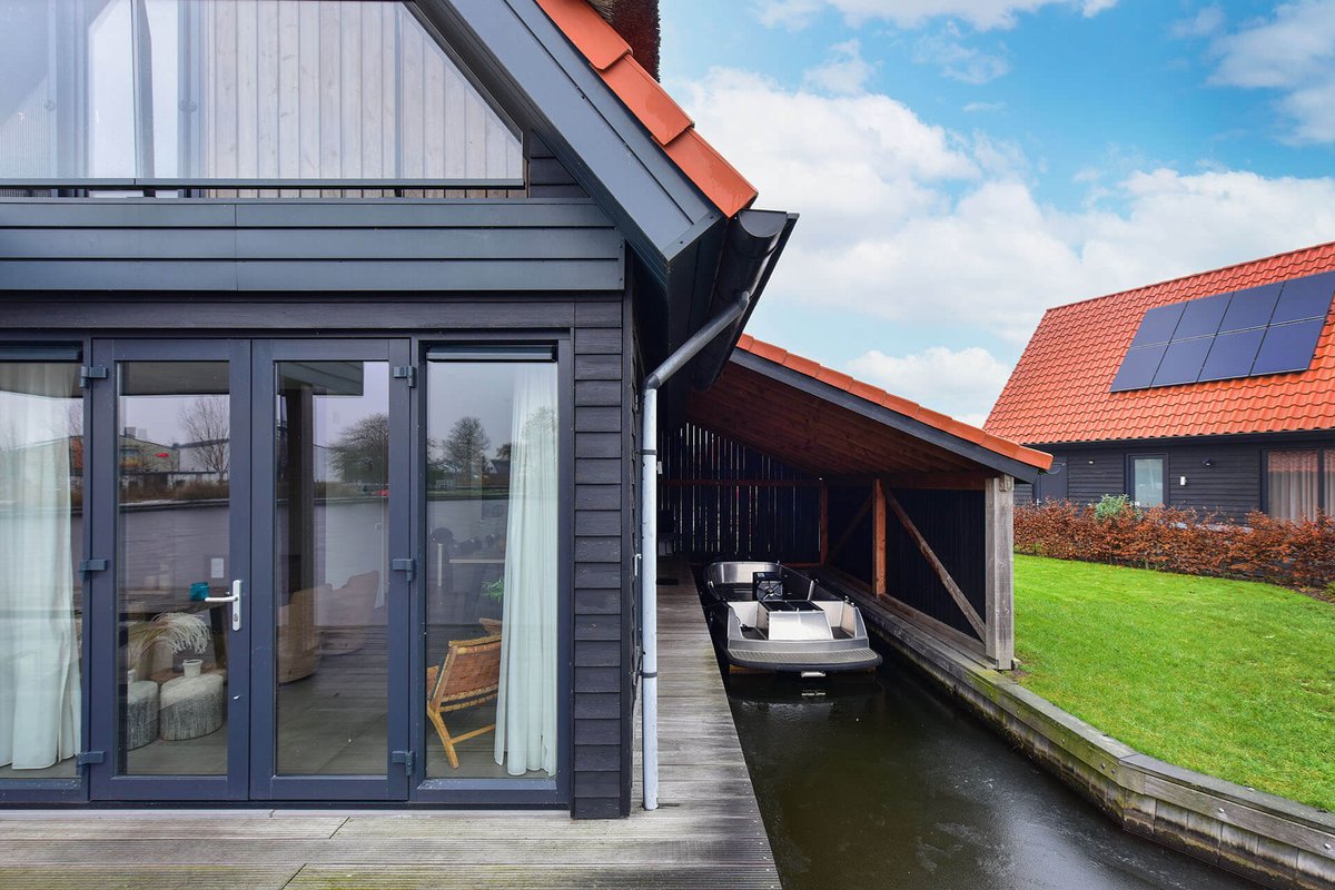 NIEUW IN DE VERKOOP: Waterstaete Ossenzijl, Type Tjalk 6P met boothuis nr. 38
➡️ bit.ly/waterstaete38

#vastgoed #realestate #recreatiewoning #vakantiewoning #makelaar #tekoop #tweedehuis #recreatiefvastgoed #roompot #vakantiepark #ossenzijl #overijssel #waterstaete