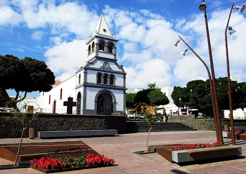 Hashtagmajorero's tweet photo. 1 de marzo: Martes de Carnaval.
7 de octubre: Festividad de Nuestra Señora del Rosario.
Fiestas locales en #PuertodelRosario
Fiestas 2023 en #Fuerteventura https://t.co/wIefnbE1iq