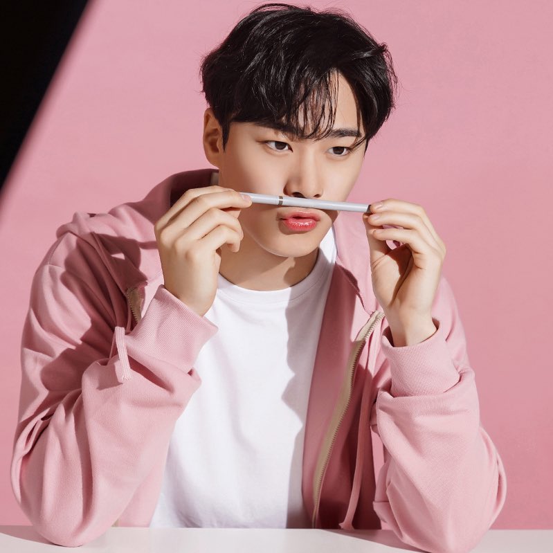 mnbnluv's tweet photo. You have the prettiest lips ❤️🫶
#MOONBIN #문빈 https://t.co/0HnGDLPhqo