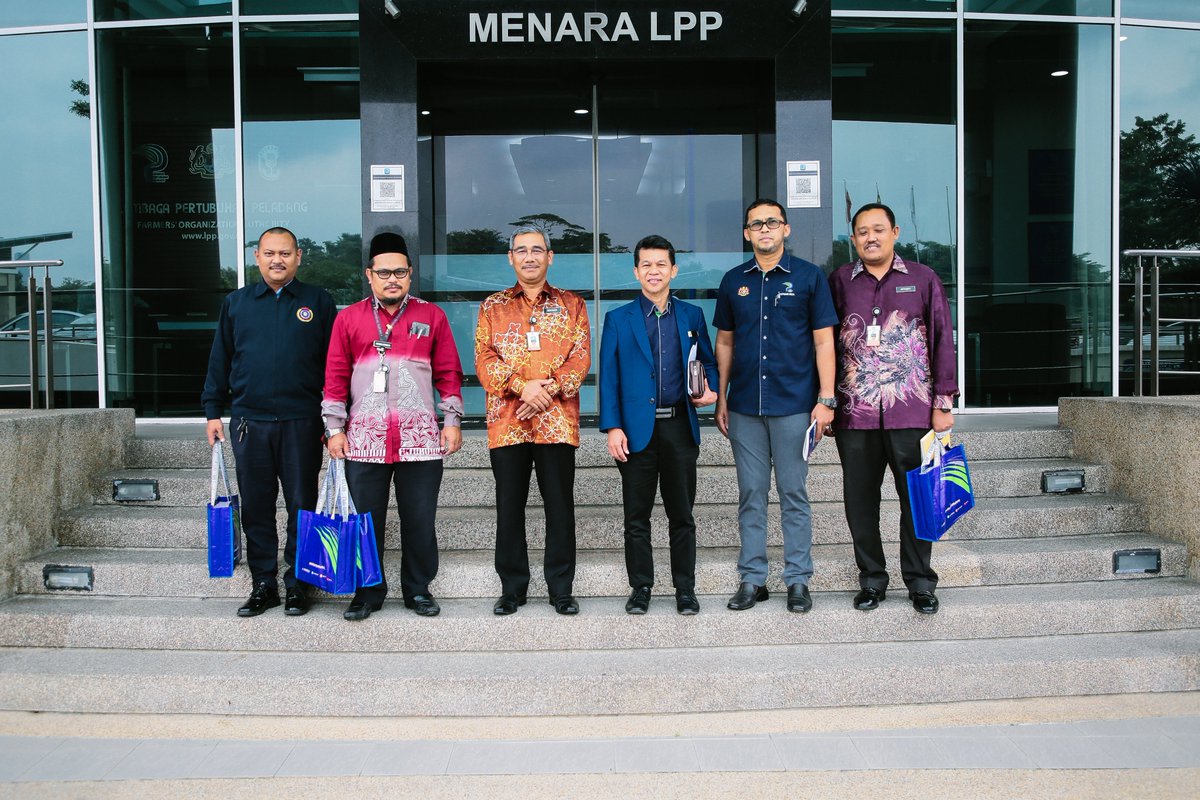 LPP_MALAYSIA's tweet photo. 𝟐𝟗 𝐃𝐢𝐬𝐞𝐦𝐛𝐞𝐫 𝟐𝟎𝟐𝟐 | 𝐌𝐞𝐧𝐚𝐫𝐚 𝐋𝐏𝐏

Hari ini telah berlangsung Kunjung Hormat TKJP (Pemasyarakatan) Ibu Pejabat Jabatan Penjara Kajang, Selangor, YBhg. Dato' Ibrisam Bin Abdul Rahman.

47 𝑯𝒂𝒓𝒊 𝑴𝒆𝒏𝒖𝒋𝒖 14 𝑭𝒆𝒃 2023
#𝙇𝙋𝙋50𝙏𝘼𝙃𝙐𝙉
#LPPMalaysia https://t.co/G6aWKGBkzG