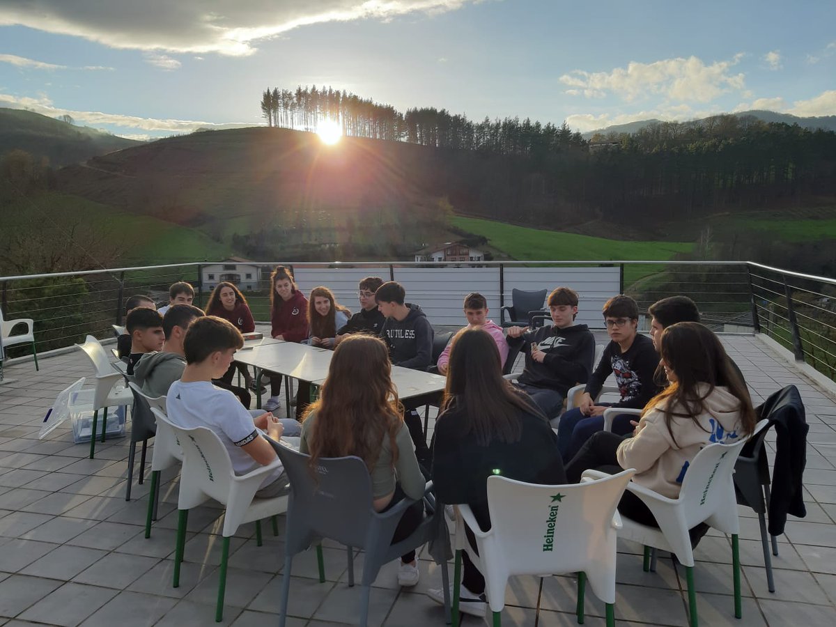 Aquí tenéis a la juventud de 𝓘𝓰𝓪𝓻𝓸, disfrutando de la compañía y del increíble entorno de Azkoitia. 💜💙🧡💛💚 Este es su último año, ya que han completado todo su recorrido en los proyectos de 𝓩𝓾𝓶𝓲𝔃𝓰𝓪𝓲 y 𝓛𝓲𝓵𝓾𝓻𝓪. 🥲
¿𝙔 𝙖𝙝𝙤𝙧𝙖, 𝙦𝙪𝙚́?
