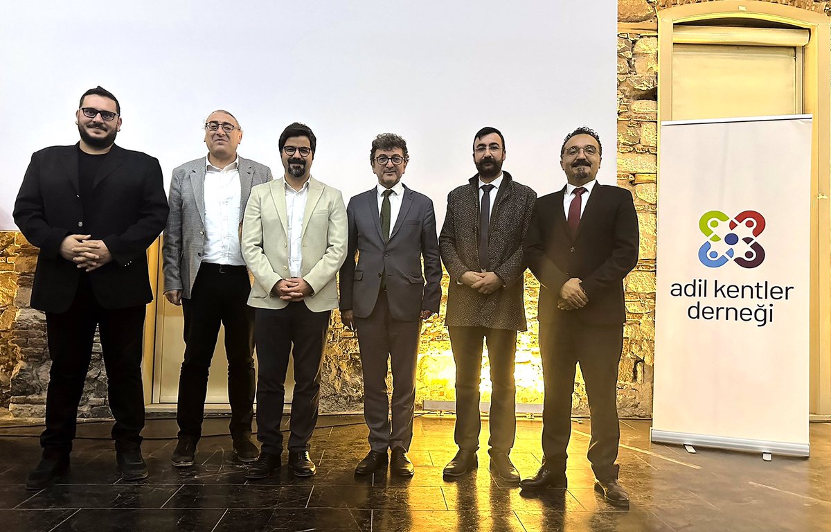 Panel Etkinliğimizin Sonunda Katılımcılara Plaket Verdik.
Fotoğraflar ve haber için AdilKentler.org

Panel sonunda Dernek Temsilcilerimiz ve CHP Genel Başkan Yardımcısı Prof. Dr. Yüksel Taşkın bir arada...