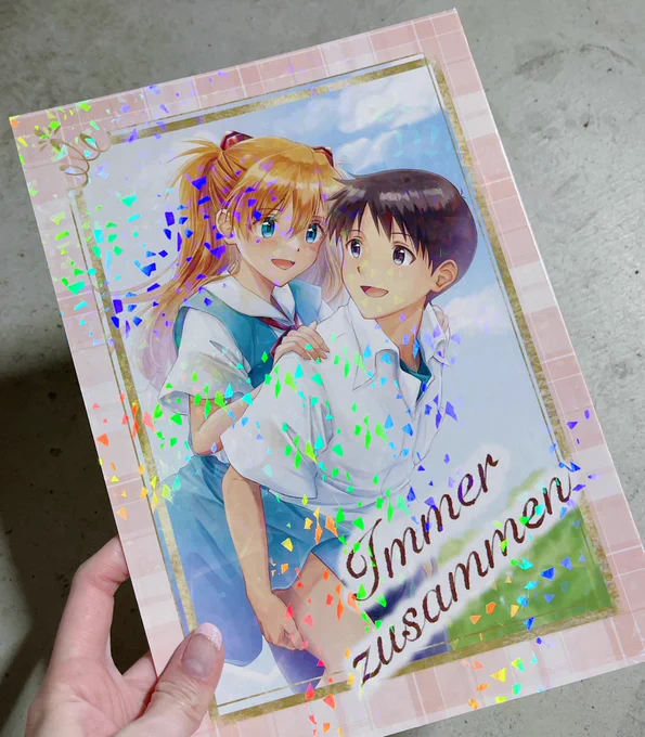 今朝新刊の通販分が自宅に届いたようなので1冊持って来てもらった(笑)ホログラムでキラキラです私は仕事終わってそのまま新幹線で向かっています明日はよろしくお願いしますホテル着いたらベッドにダイブする 