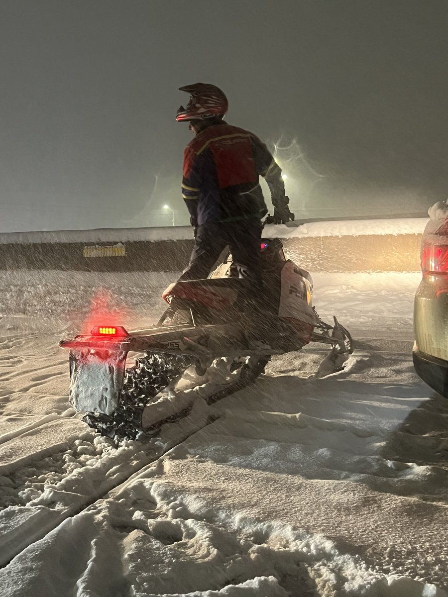AlyssaLynae's tweet photo. TIL (to Not take I-70E when snows dumps) that Colorado Safety has operational-&amp;-accessibility-dependent emergency services (ie low fuel) during stoppages. 

Need to research to properly share. 

#Stopped on #i70 #CDOT #Colorado #roadsafety #roadclosed #snow #I70 #traffic #travel https://t.co/WJLW3fCz0r