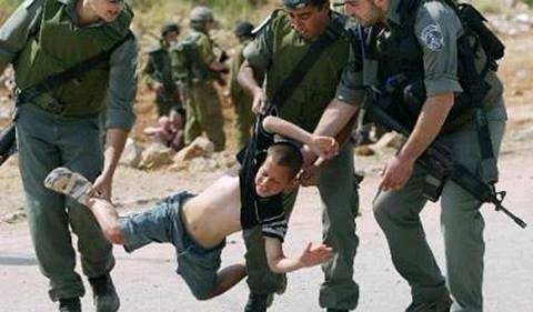 صحيحٌ أنّها صورة فقط
ولكنّها تجسّد كل معاني الوحشية والجريمة!