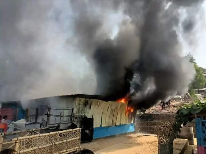 omar_film's tweet photo. The fire incident happened in Rohingya Refugee Camp-21, Block: A-6 today at 11:30 am. 
© Ro Zaw Min Naing

@_arjunjain
@UNHCR_BGD @IOMAsiaPacific @Rohingya_ISCG @ProtectRohingya 
#Rohingya #Refugees #fire #Bangladesh #agency https://t.co/N8mFS0csfT