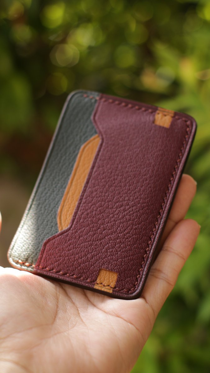 Malikalkarim90's tweet photo. @aMrazing Bahanya yg dipake itu namanya alran sas chevre sama german calfskin, crafter lokal skrg emg udah bagus2 kak, gak kalah kualitas tangannya dgn crafter luar. Saya juga crafter lokal buat dgn bahan alran chevre ini bbrapa hasil buatan ttangan saya. https://t.co/TR4PSjtYdQ https://t.co/tCSu0GATzp