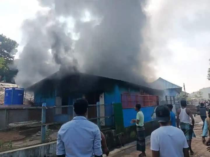 omar_film's tweet photo. The fire incident happened in Rohingya Refugee Camp-21, Block: A-6 today at 11:30 am. 
© Ro Zaw Min Naing

@_arjunjain
@UNHCR_BGD @IOMAsiaPacific @Rohingya_ISCG @ProtectRohingya 
#Rohingya #Refugees #fire #Bangladesh #agency https://t.co/N8mFS0csfT