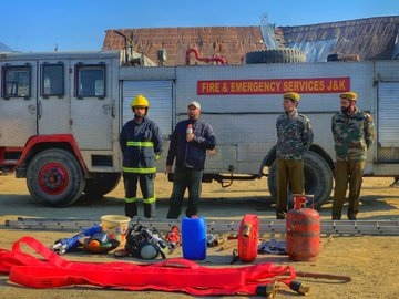 Hassen_Wadiyan's tweet photo. #IndianArmy in collaboration with Fire Station #Vilgam organised a lecture & demonstration by firefighters at Tarathpora Market, #Kupwara. There were 53 persons including shopkeepers, taxi stand drivers & locals.
#Kashmir
@manojsinha_
@majorgauravarya
#thursdayvibes https://t.co/Ftztilh5iF