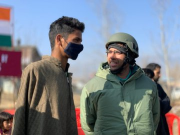 Hassen_Wadiyan's tweet photo. #IndianArmy in collaboration with Fire Station #Vilgam organised a lecture & demonstration by firefighters at Tarathpora Market, #Kupwara. There were 53 persons including shopkeepers, taxi stand drivers & locals.
#Kashmir
@manojsinha_
@majorgauravarya
#thursdayvibes https://t.co/Ftztilh5iF