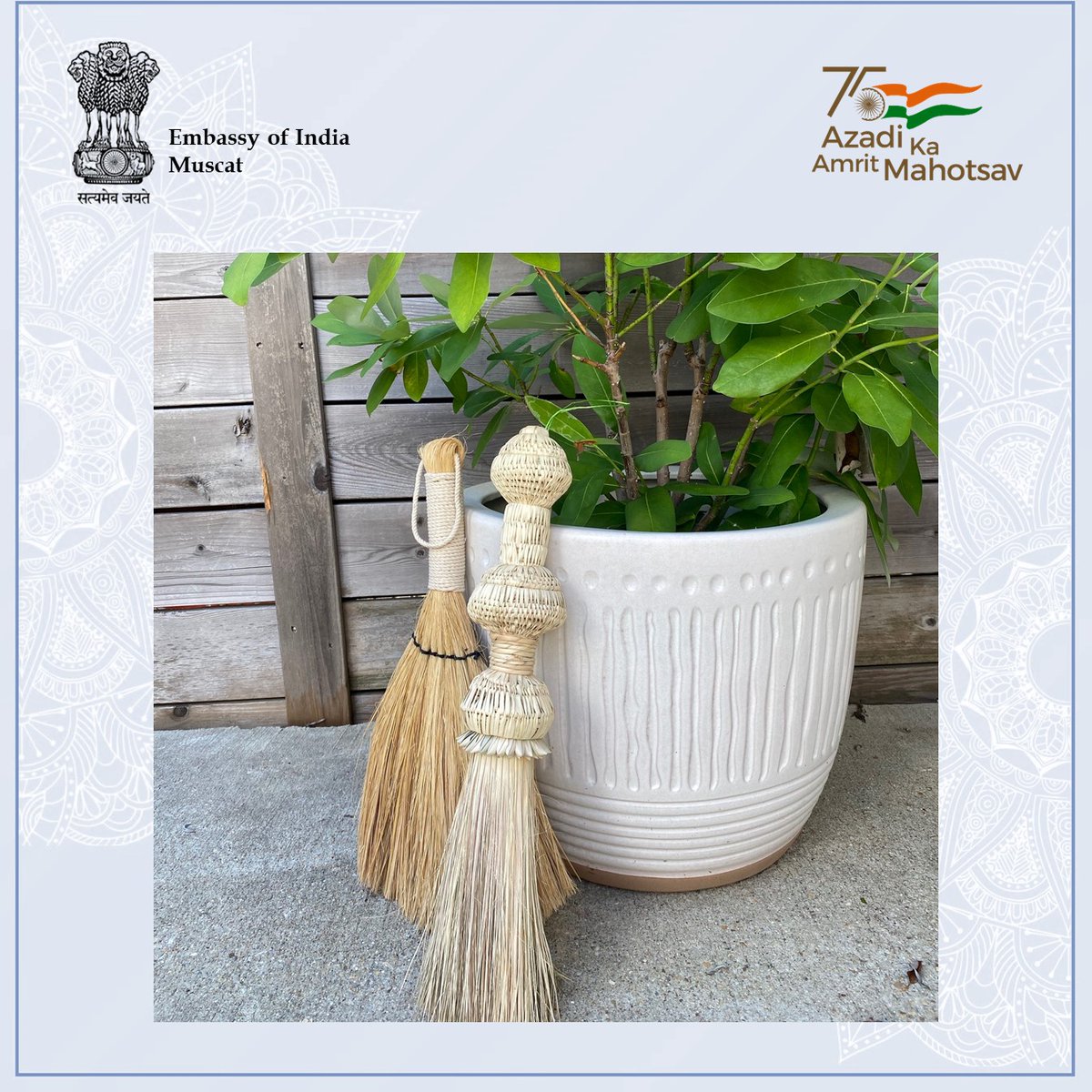 Indemb_Muscat's tweet photo. #IndiaStories

Khajoor #GrassCraft is the art of plaiting flowers from date palm/khajoor leaves.
Complementing the authentic beauty of grass-crocheted flower pots these beautiful creations are timeless when it comes to adorning homes &amp; living spaces

#Handicrafts #IncredibleIndia https://t.co/5BIUW8NWPV