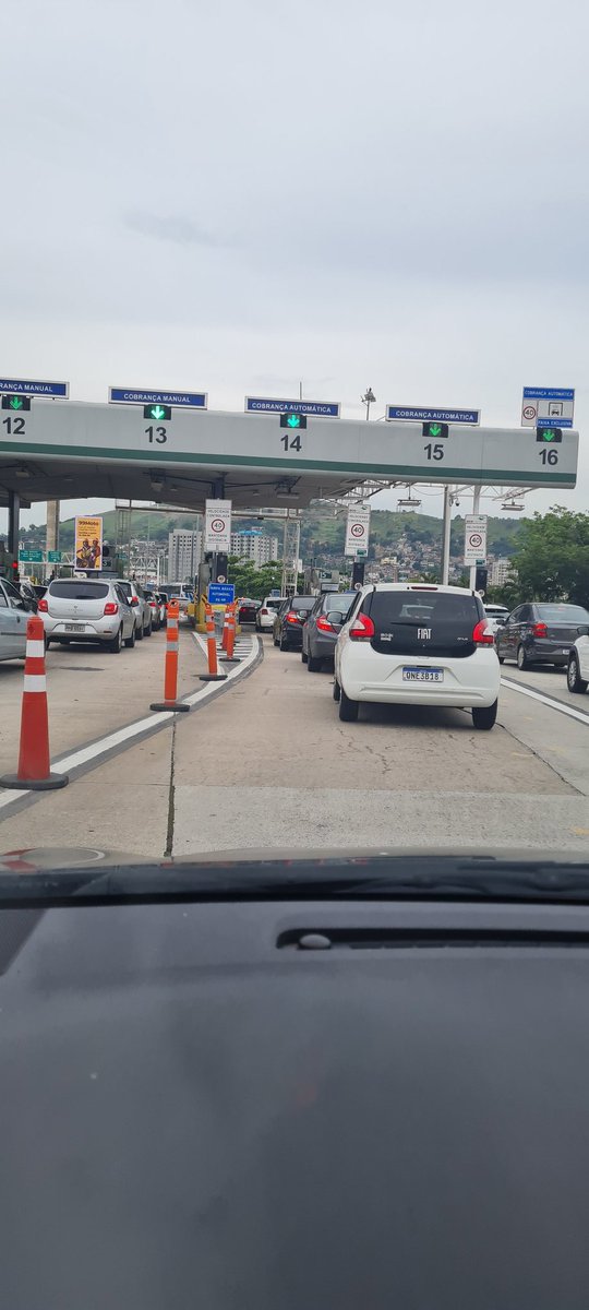 marciojofaria's tweet photo. No acesso rapido da #ponterioniteroi motoristas para evitar a perda de tempo nas filas das cabines de cobrança do pedagio, entram na fila do #acessorapido e causam transtorno à quem paga taxas para #conectcar #semparar #veloe
@_ecoponte @sempararoficial @ConectCarBr https://t.co/TbymaRXF2i