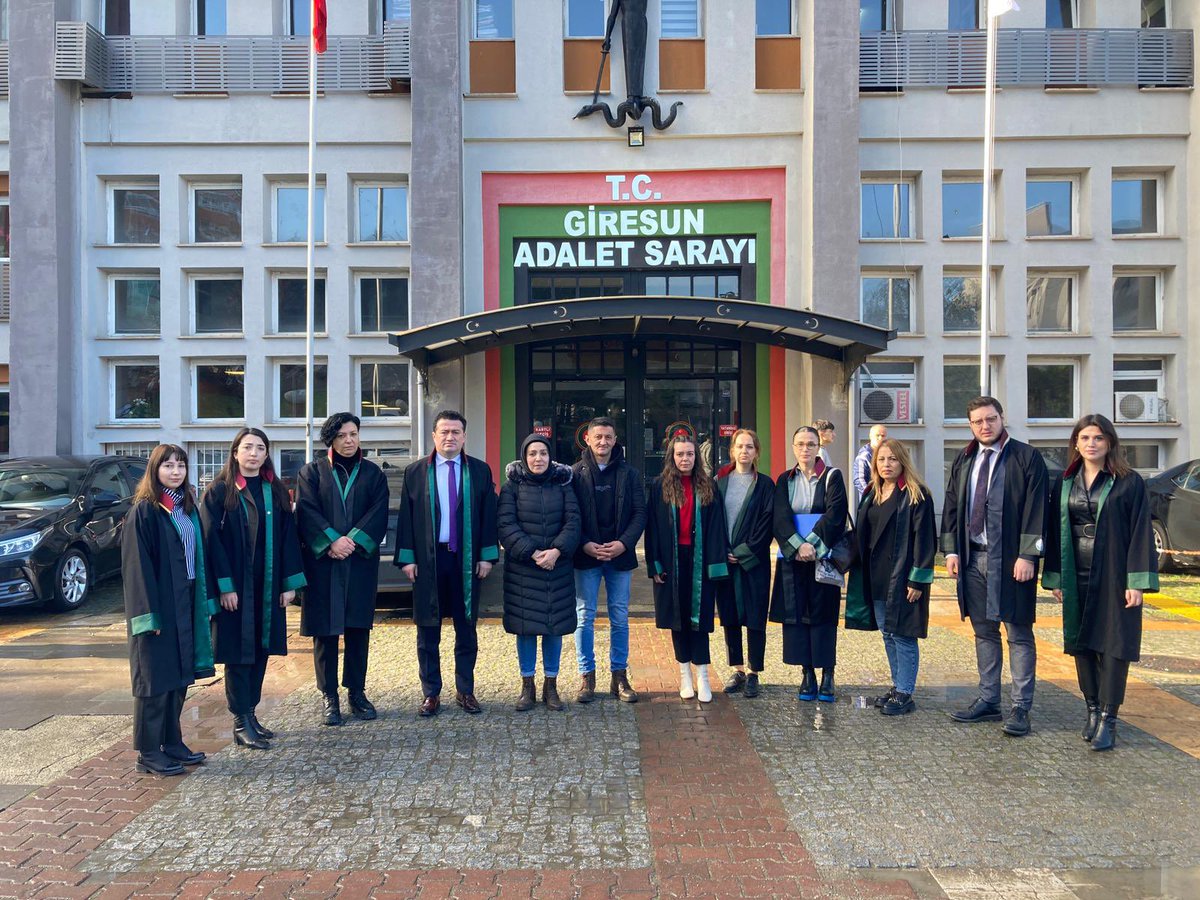 Sılamızın davasında karar çıktı.
Fail ağırlaştırılmış müebbet hapis cezası aldı, haksız tahrik ya da iyi hal indirimi uygulanmadı💪
Sıla küçücüktü, 16’sındaydı.
Çok buruğuz.
Giresun’da Sıla’yı ve derneğimizi yalnız bırakmayan tüm dostlarımıza müteşekkiriz.
#SılaŞentürk