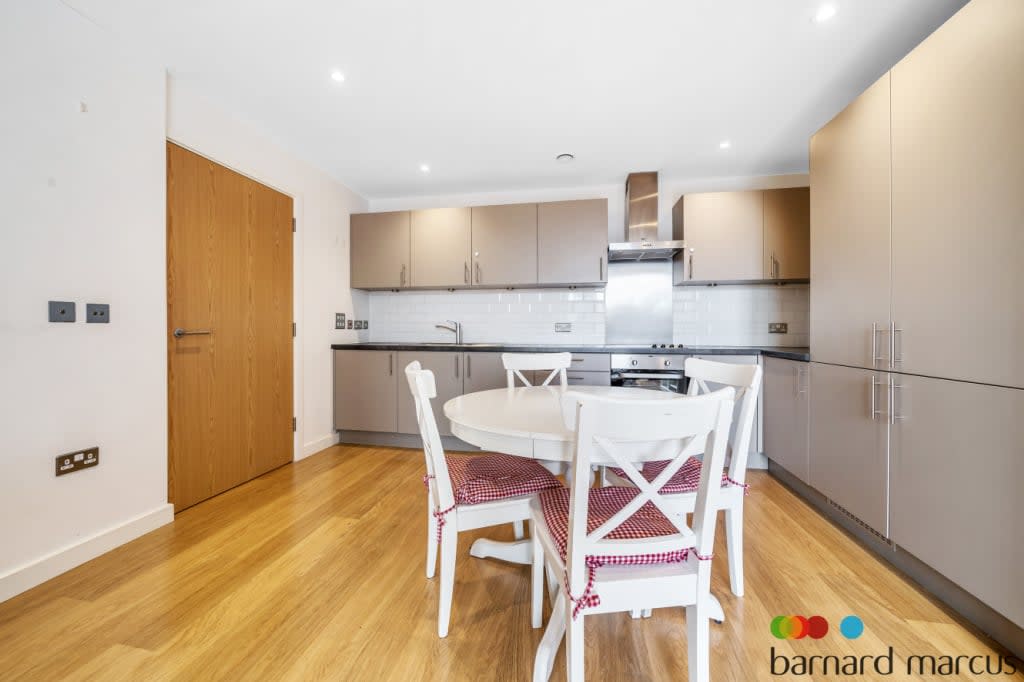 Upper Richmond Road, London | Offered to the market with no onward chain is this beautifully presented, tw ... barnardmarcus.co.uk/properties/163…