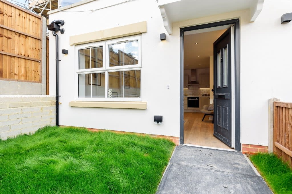 Oakleigh Corner, Oakleigh Crescent, Whetstone, London, N20 | Last Apartment Now Available- Set within a bo ... barnardmarcus.co.uk/properties/163…