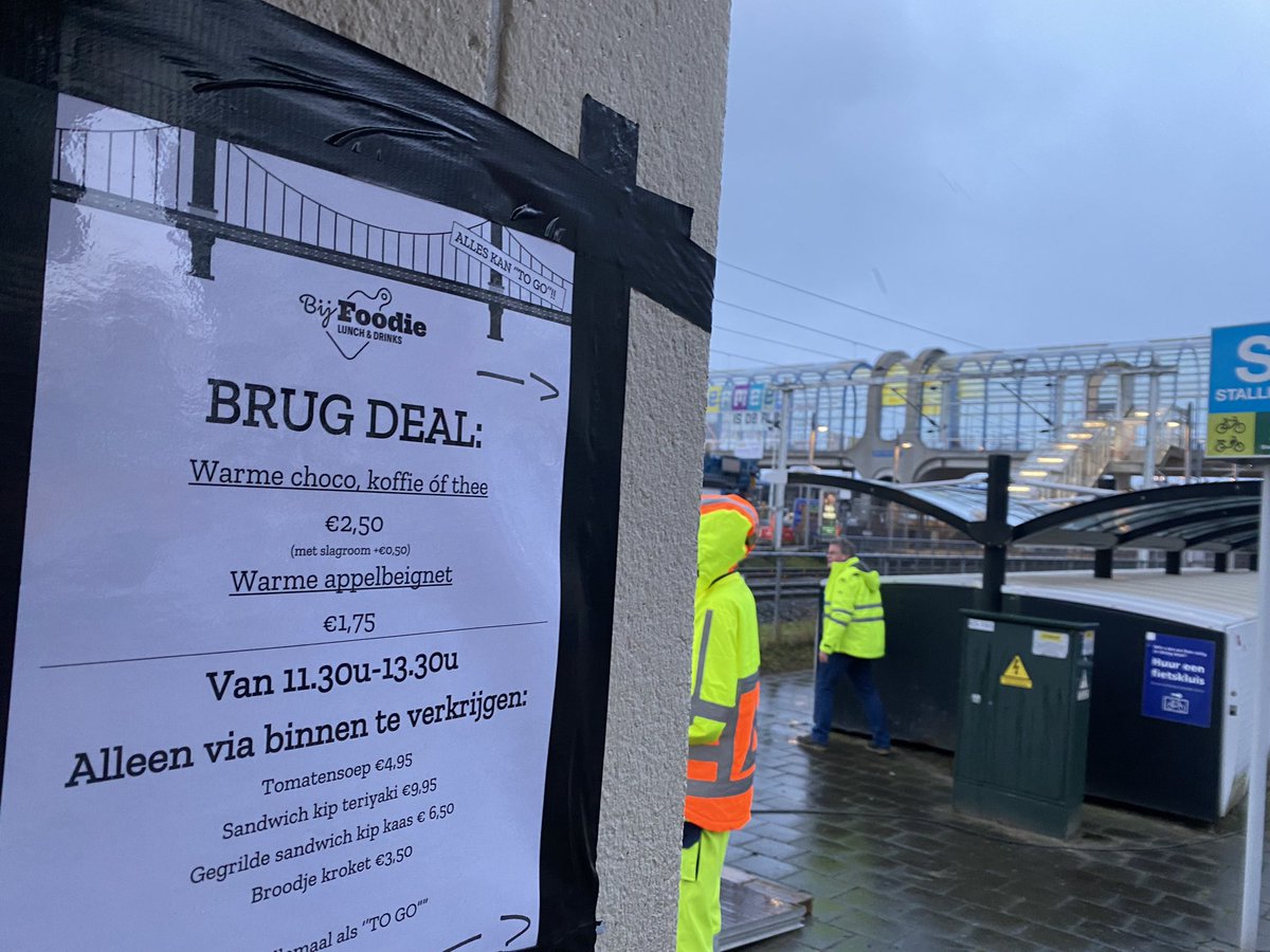 a_ruggenberg's tweet photo. Vandaag is het zover. Een deel van de onveilige #Mandelabrug gaat eruit. Voor veel Zoetermeers reden om de regen te trotseren en te komen kijken. Gelukkig kunnen zij  daarna opwarmen dankzij deze ‘brug deal’ 😅 https://t.co/Gf7BT61FY8