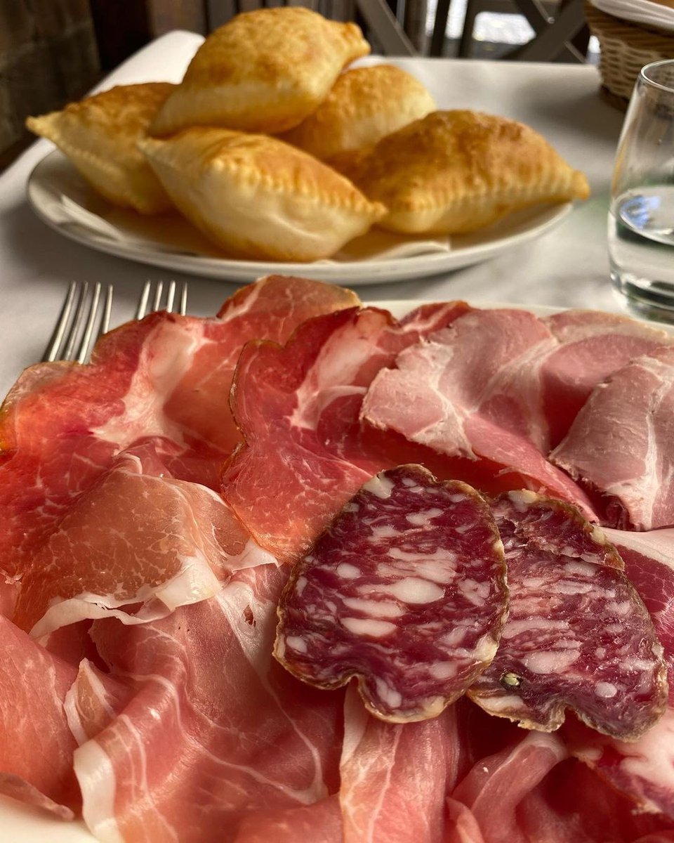 #goodmorningworld🌎 
When in Parma…
Degustation of Parma hams and Torta Fritta 🤤

📸 @ whereshegoeswhatsheeats 
#degustazione #parma #parmaham #tortafritta #tortafrittaparma #degustation #degustazione #italy #travelfoodie #travel #foodie #parmafood #whereshegoeswhatsheeats