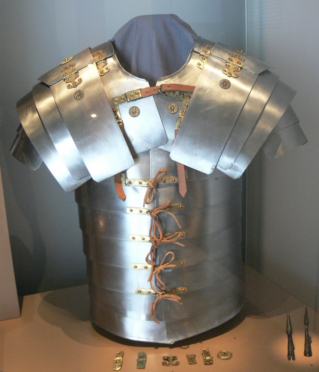 arturo76919254's tweet photo. The lorica segmentata was a type of armor used by Roman soldiers. It was made of metal strips in circular bands, fastened to leather straps. #romanhistory #loricasegmentata https://t.co/fMctcNopki