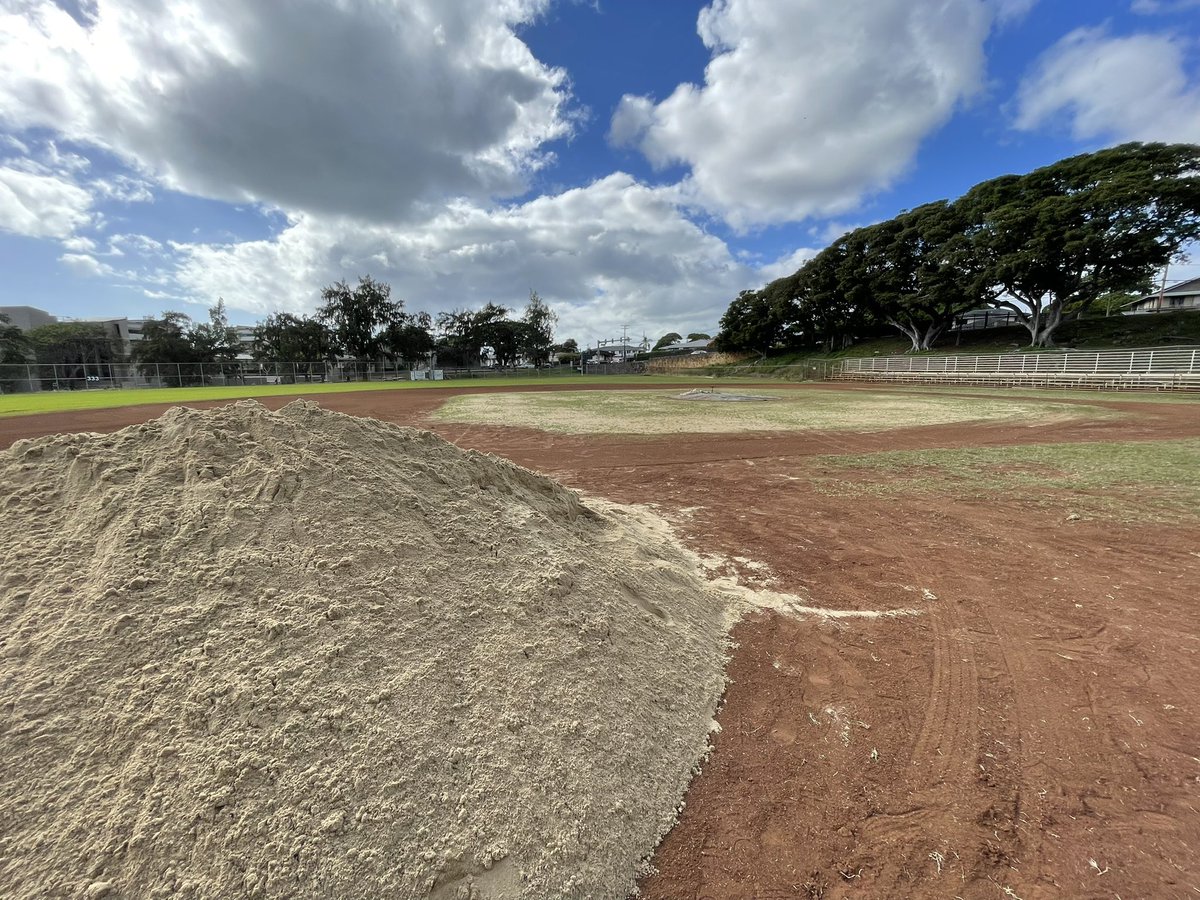 noah_kubo's tweet photo. Was with my boys today working hard filling in holes on our infield. #midpac https://t.co/7DnpRTflWZ