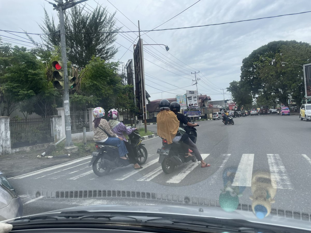 aasriputra's tweet photo. Kalau zebra cross saja sudah diambil alih sepeda motor seperti ini, bagaimana hak pejalan kaki ☹️😩 #tertiblalulintas #dllajr #dishub #kotapadang https://t.co/Cx7KzM0oeS
