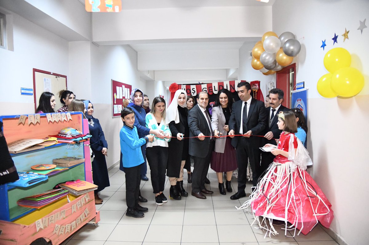 Trabzon_MEM's tweet photo. Müdürümüz Hüseyin Burak Fettahoğlu, Ortahisar Ata İlkokulunda #OkursuzKütüphaneKalmasın Projesi kapsamında yeniden düzenlenen kütüphanenin açılışına katılarak öğrenci ve öğretmenlerimizin hazırladığı etkinliklere katıldı.
@tcmeb @valiustaoglu @hbfettahoglu https://t.co/gaNkzVcv6A
