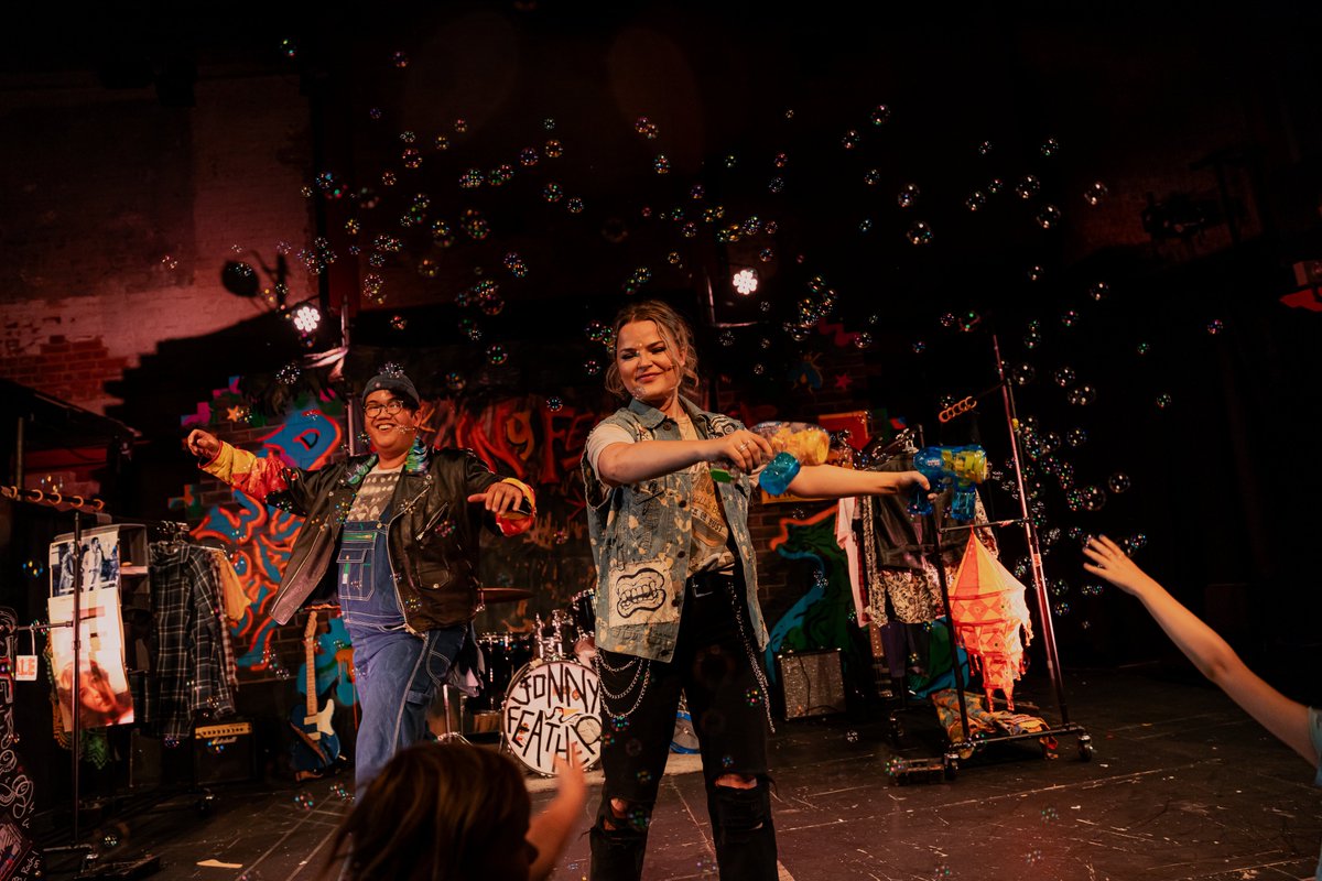 Alright! It's Jonny Feathers ultimate time of the year - scrounging for leftovers! Turkey sandwiches are my favourite - YUM! Come see me rocking out <a href="/RiversideLondon/">Riverside Studios</a> 10.30am TODAY or TOMORROW 1.30pm! I'm about till 8 Jan🎸
🎟riversidestudios.co.uk #kidstheatre #turkeysandwiches