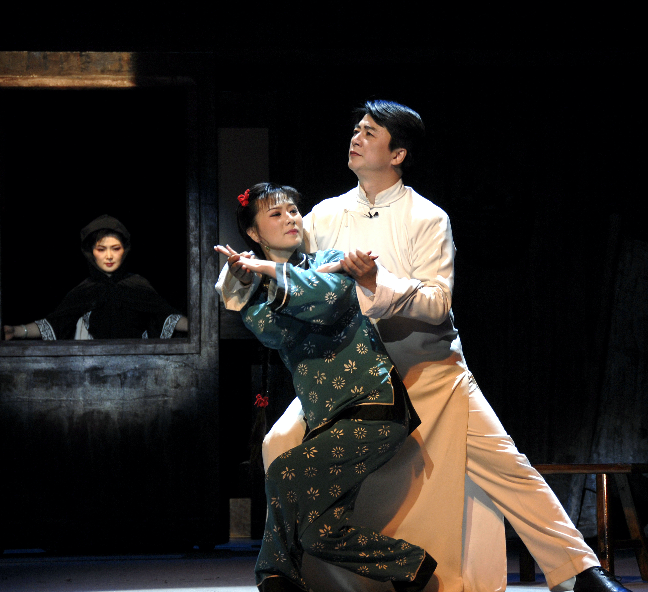 AnhuiOpera's tweet photo. 🤔What is the combination of Huangmei Opera and drama like?

🎭Anhui Huangmei Opera Theater has adapted some classic stories into #HuangmeiOpera shows. “The #Thunderstorm” combines stage play with Huangmei Opera. #AnhuiOpera https://t.co/fYF53n1B1F