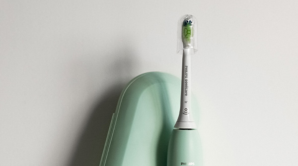 Jelte Sondij dacht dat de klantenservicemedewerker van Philips een grapje maakte toen ze een mail stuurde met 19 bizarre vragen over zijn kapotte tandenborstel. Zoals: "In welke kamer gebruikte u de tandenborstel toen het ‘incident’ gebeurde?" klantcontact.nl/in-de-media/19…