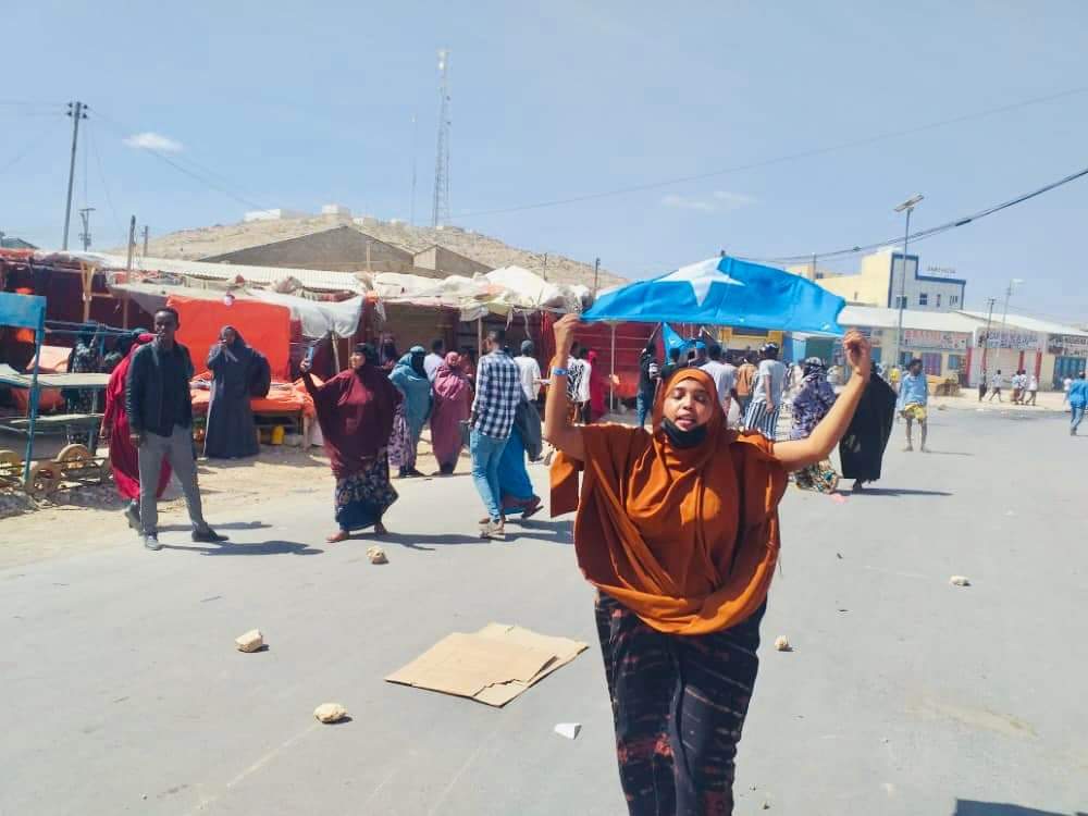 MohamedSelh's tweet photo. Magaalada #Laascaanood, waxa maalintii saddexaad galay mudaharaadyo ka dhan ah dilal waayadan ku soo noqnoqday oo lagu diley haldoor kala duwan.

Waddooyinka, ganacsiga iyo xarumaha waxbarashada ayaa xidhan, bannaan-baxayaasha ayaana la soo baxay calanka #Somalia. https://t.co/NOejPPJX1o