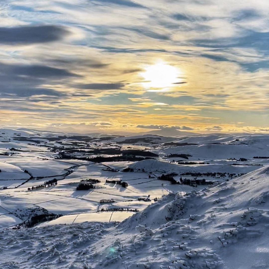 The Tap o' Noth is the second-highest fort in Scotland and has amazing views like these.

📸 instagram.com/climbswithkaz
Via @visitabdn 

#winterABDN #visitscotland #visitabdn #aberdeenshire