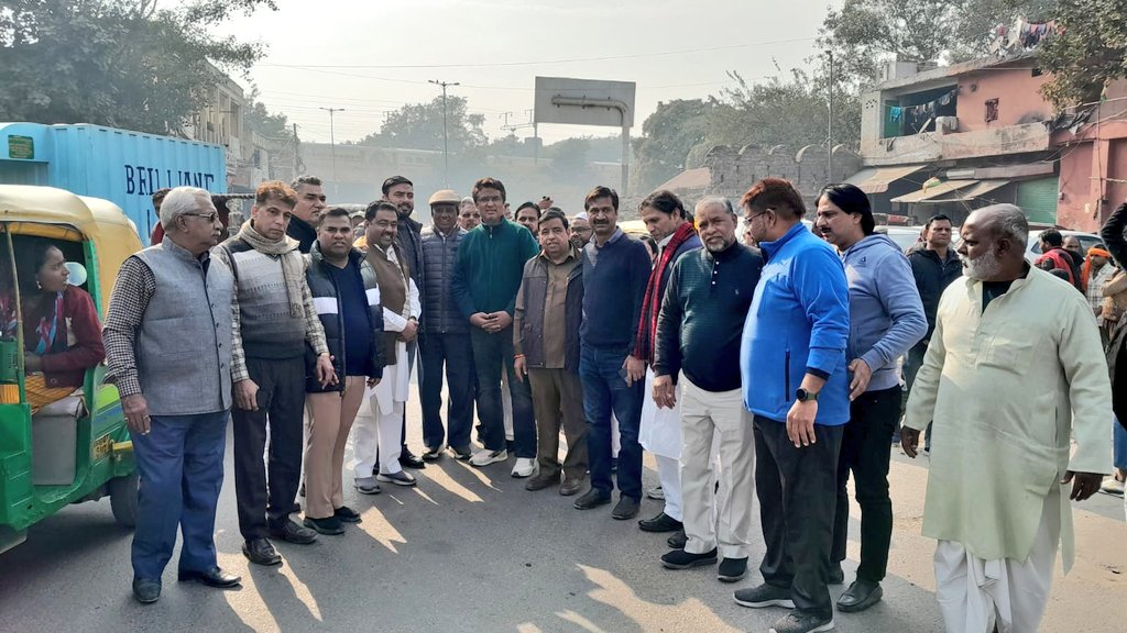 Ch_AnilKumarINC's tweet photo. श्री @RahulGandhi जी के नेतृत्व में भारत जोड़ो यात्रा 3 जनवरी 2023 को हनुमान मन्दिर (मरघट वाले बाबा) यमुना बाजार से पुनः आरंभ होगी। आज प्रदेश कांग्रेस के वरिष्ठ नेताओं और पदाधिकारियों के साथ हनुमान मंदिर पर पहुंचकर यात्रा की तैयारियों का जायजा लिया।

@kharge @kcvenugopalmp https://t.co/H6FgGUNtXC